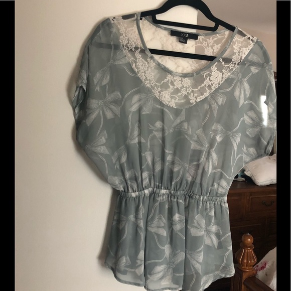 Beautiful laces and bow vintage-y top! - Picture 1 of 1